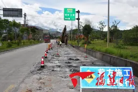 国道G358线城关高速出口路面修复工程开工图片