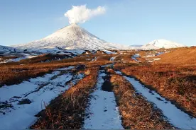 俄游客攀登欧亚最高活火山，被困火山口附近，救援队无法抵达图片