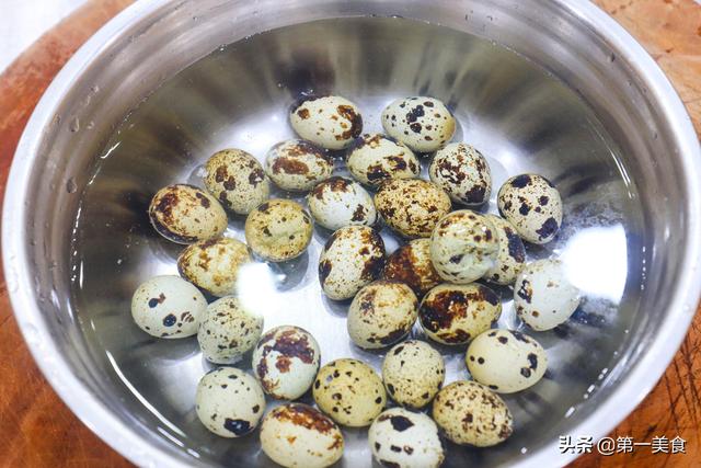 鹌鹑蛋的简单好吃做法，一蒸一炸，淋一罐啤酒慢慢烧，越吃越香