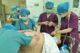 二胎妈妈身高1米58，体重230斤，生产时医生推开厚厚的脂肪找胎头图片