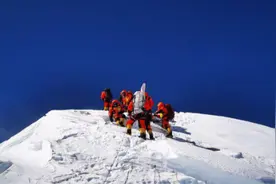 登上珠峰后如何“下山”？竟有人滑下去、飞下去！全世界仅两人做到图片