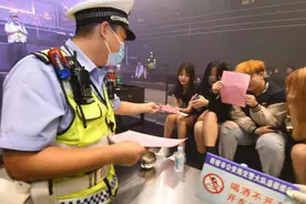 新密交警迪厅化身“DJ”讲交通安全图片