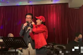 黄百鸣与小24岁袁洁莹合唱，深情对视被摸胸口，不见患癌家妻？图片