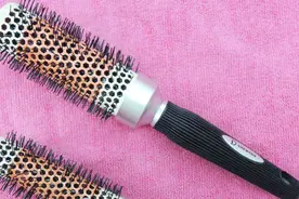 卷发梳上的头发太难清理，别着急，清理它们有窍门，试试这一招