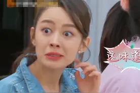 吉娜腰够细了，但为了证明腰部没赘肉，谁注意她修身短袖的穿法？图片