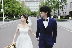 百万粉网红官宣产女，进产房前仍不忘p图，老公全程陪产帮剪脐带图片