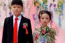 最美"袖珍女孩"结婚，30多岁容颜却如孩童一般，父母含泪送嫁图片