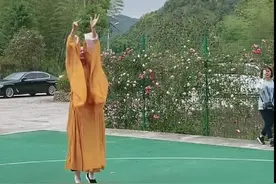 阿弥陀佛，当代高僧释明心，身高近一米九，日常修行打篮球养花图片