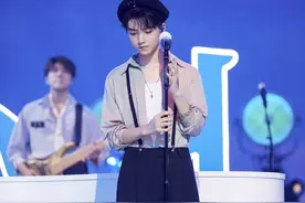 王俊凯《我们的乐队》总决赛穿搭，阳光少年本人图片