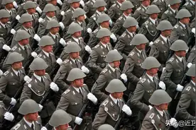 东德斯塔西军服和纳粹很像？使命召唤冷战画轮廓都画错了图片