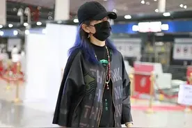 赵薇越来越会穿，皮衣配休闲裤真潇洒，配"电光蓝发"酷似新人类图片