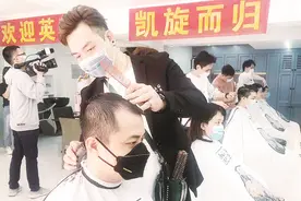 漳州：理发店志愿为援鄂医疗队队员理发 致敬英雄 从“头”开始图片