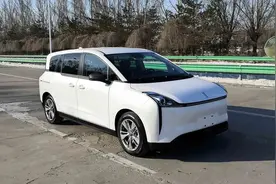 一汽奔腾全新MPV曝光，单侧滑门+5座设计，华为提供动力图片