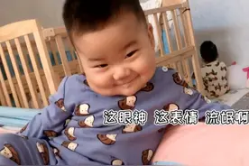 双胞胎弟弟“强吻”哥哥，得逞后一脸流氓笑，网友：太欺负人了图片