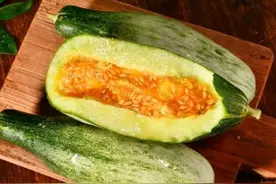 甜瓜界的网红“羊角蜜”，香味扑鼻、又甜又脆，教你正确挑选方法图片