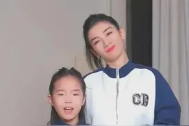 黄奕女儿“整容式”变美不输妈！穿运动装唱歌被夸，终于不像爸了图片