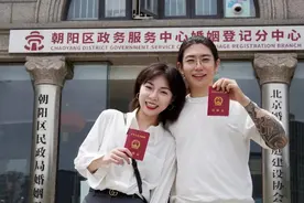 29岁胡辛束生日当天结婚！和丈夫民政局前甜蜜相依，男方写信告白图片