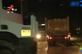 南昌：后八轮深夜穿梭工地，钢板碰撞的声音让人无法入睡图片