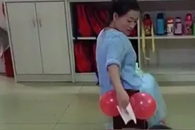 幼儿园老师教小朋友擦屁屁，方法新颖独特，网友：这我咋没想到呢图片
