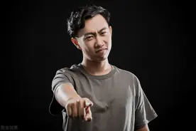 雄性激素旺盛，腿毛又浓又黑图片