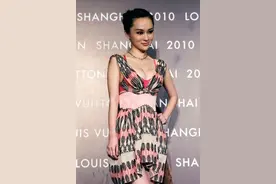 霍思燕年轻时候太疯狂！穿碎花裙领口大到露出“内衣”，不敢直视图片