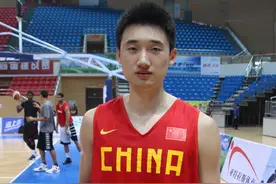 三分7中4！李京龙找回射手的心 他终于能不用活在父亲的阴影里图片