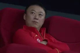 王炸组合夺冠！王楠、马琳亲自颁奖，谁注意到马琳观战时的表情？图片