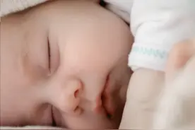 2个月宝宝差点被“捂死”：这个要命的习惯千万要改图片