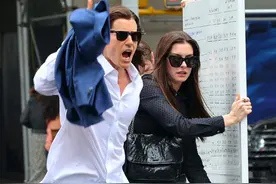 安妮海瑟薇新片造型抢镜，大街上动作夸张，没一点高冷淑女的形象图片