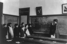 自带坟墓的美国寄宿学校，学生要给同学建棺材图片