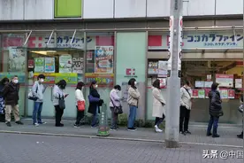 日本东京：民众排队买口罩图片