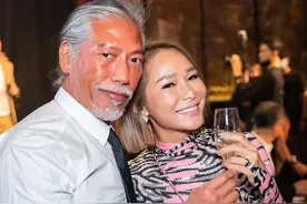 陈慧玲携丈夫为干妈庆生，脚踩恨天高抢足风头，“乌鸦哥”罕露面图片