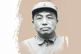 新疆解放后，彭总走在大街上，为何伸手撕掉自己的画像？图片