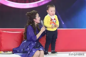 2岁萌娃跳广场舞惊艳全场图片