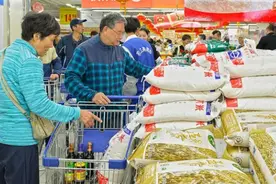 去超市买大米，选散装的还是袋装的？原来区别这么大，别再买错了图片