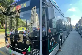 贵阳“黑金刚”发车！花2块钱，坐238万豪华公交图片