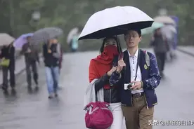 第一次登门的女友，吃饭时摔了碗筷，爸妈却很开心图片