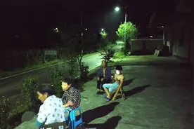 还记得小时候到了夏天，晚上都会像这样坐在院子里乘凉吗？图片