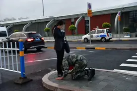 入伍新兵跪别母亲：妈妈，儿要向你证明，作为军人不会给你丢脸图片