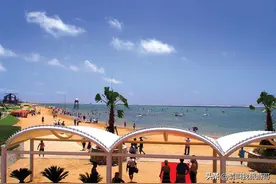 上海最大人造沙滩海滨浴场，金色沙滩碧绿海水，景色完全不输三亚图片