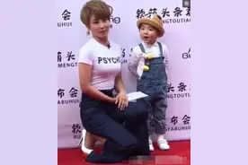 谢楠主持节目半蹲采访小朋友，网友：真羡慕吴京拥有这样的女人图片