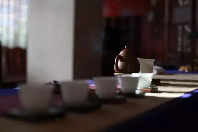 温水闷泡、坐杯、慢出水，伪装劣质白茶的三种方式