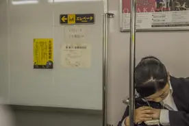 日本的反思：过度加班的文化导致了失去的十年图片
