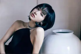 BLACKPINK最新夏日写真释出，穿清凉吊带大秀香肩雪肌图片
