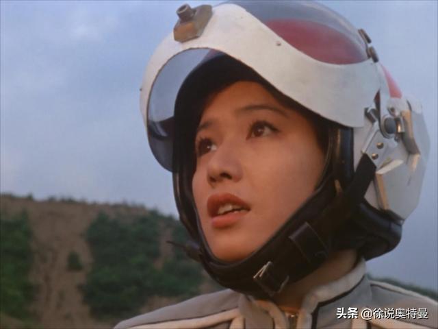 赛文奥特曼被绑在十字架上，要被宇宙人处死，事情很严重
