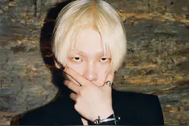 周震南彻底长“残”了，瞪眼拍照像翻白眼，金发配黑色眼线显油腻图片