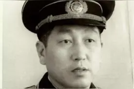 16岁少年偷着参军，后来成为我军司令，返乡后母亲问道：你是谁？图片