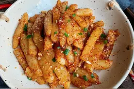 土豆这样吃，2盘都不够，香辣过瘾的狼牙土豆条，秒杀路边摊图片