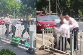 外卖小哥与保安起冲突 当街遭3人围殴拳打脚踢图片