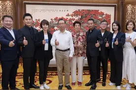 钟南山罕见携妻子现身，梳大背头站C位，妻子穿花衬衫依偎他身边图片